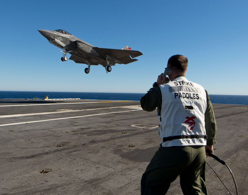 Illustration for article titled Espectaculares imágenes del F-35C en pruebas sobre un portaaviones